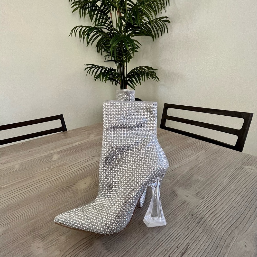 FINAL SALE-NWOT- STEVE MADDEN- Vivy Embellished Bootie- Size 6M